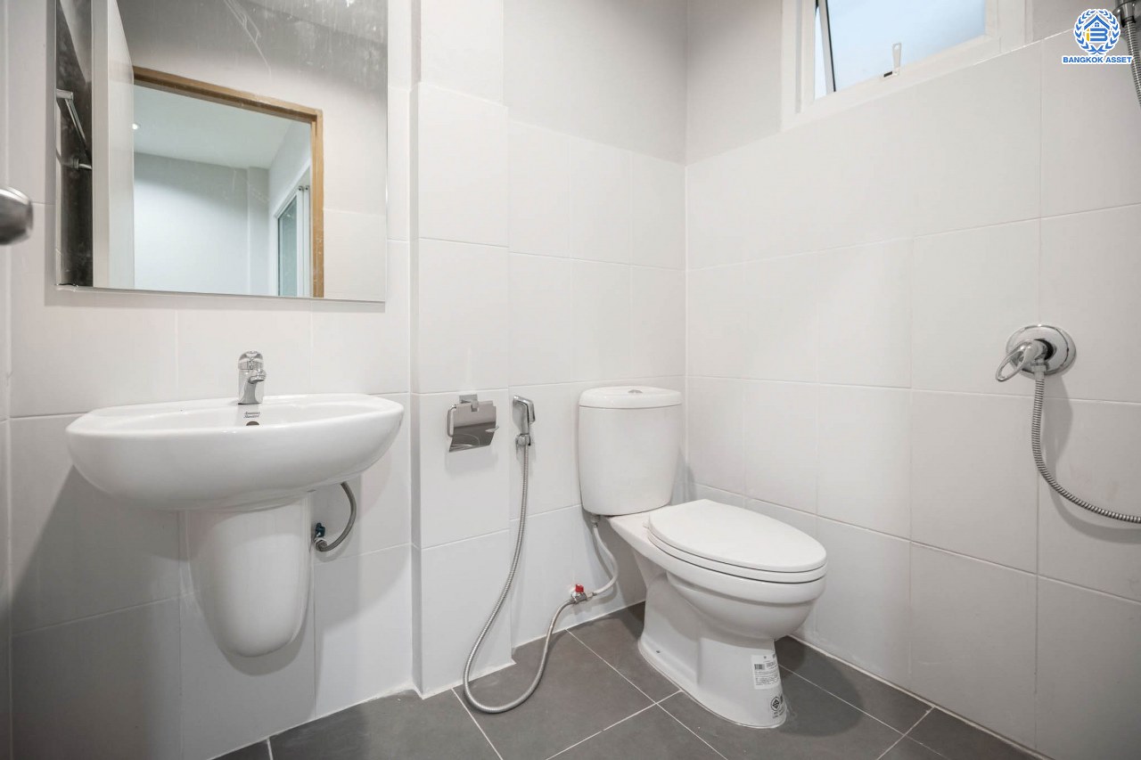 บ้านมือสองตกแต่งใหม่ ทาวน์เฮ้าส์ทำเลโซนเมือง! โครงการ เกร็ดแก้วการ์เด้น รัตนาธิเบศร์ ที่สุดของความคุ้ม เนื้อที่ 17 ตร.ว. พื้นที่ใช้สอย 116 ตร.ม. ฟังก์ชัน 2 ห้องนอน 2 ห้องน้ำ 1 ที่จอดรถ บนทำเลศักยภาพ ติดถนนรัตนาธิเบศร์ ใกล้ทางด่วน "งามวงศ์วาน" เซ็นทรัลรัตนาธิเบศร์ และรถไฟฟ้าสายสีม่วง "สถานีบางกระสอ"...